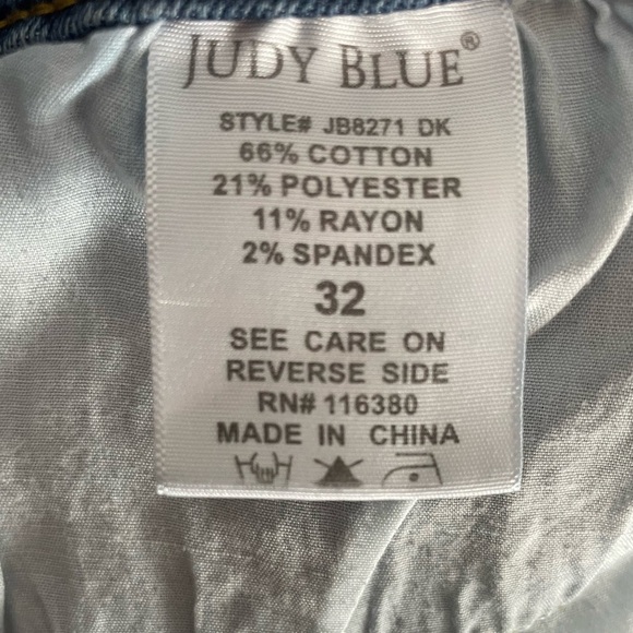 Judy Blue Relaxed Fit Distressed Blue Jeans. Size 32 - Picture 7 of 8